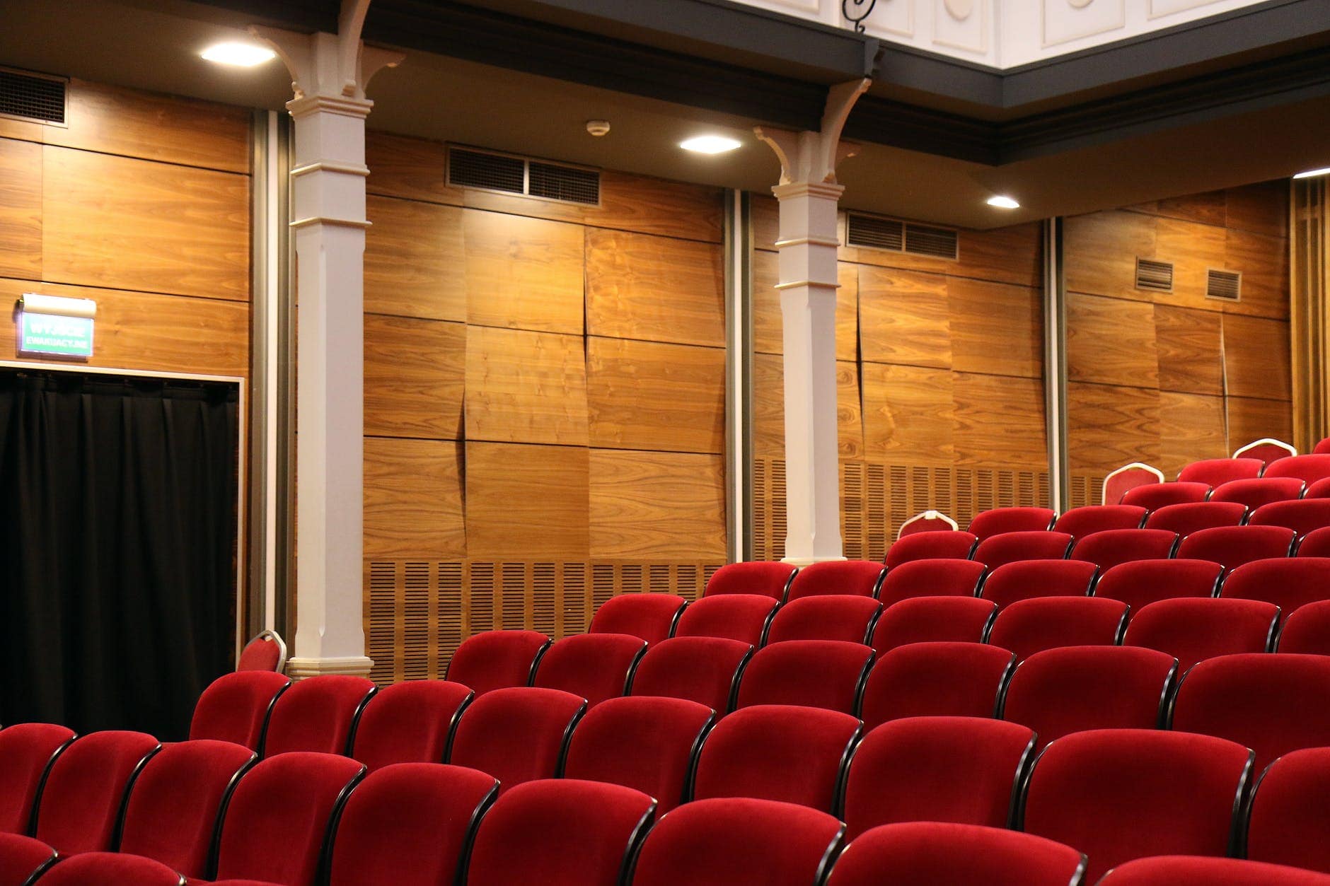 AFI 圖片示意圖
(auditorium chairs comfortable concert)