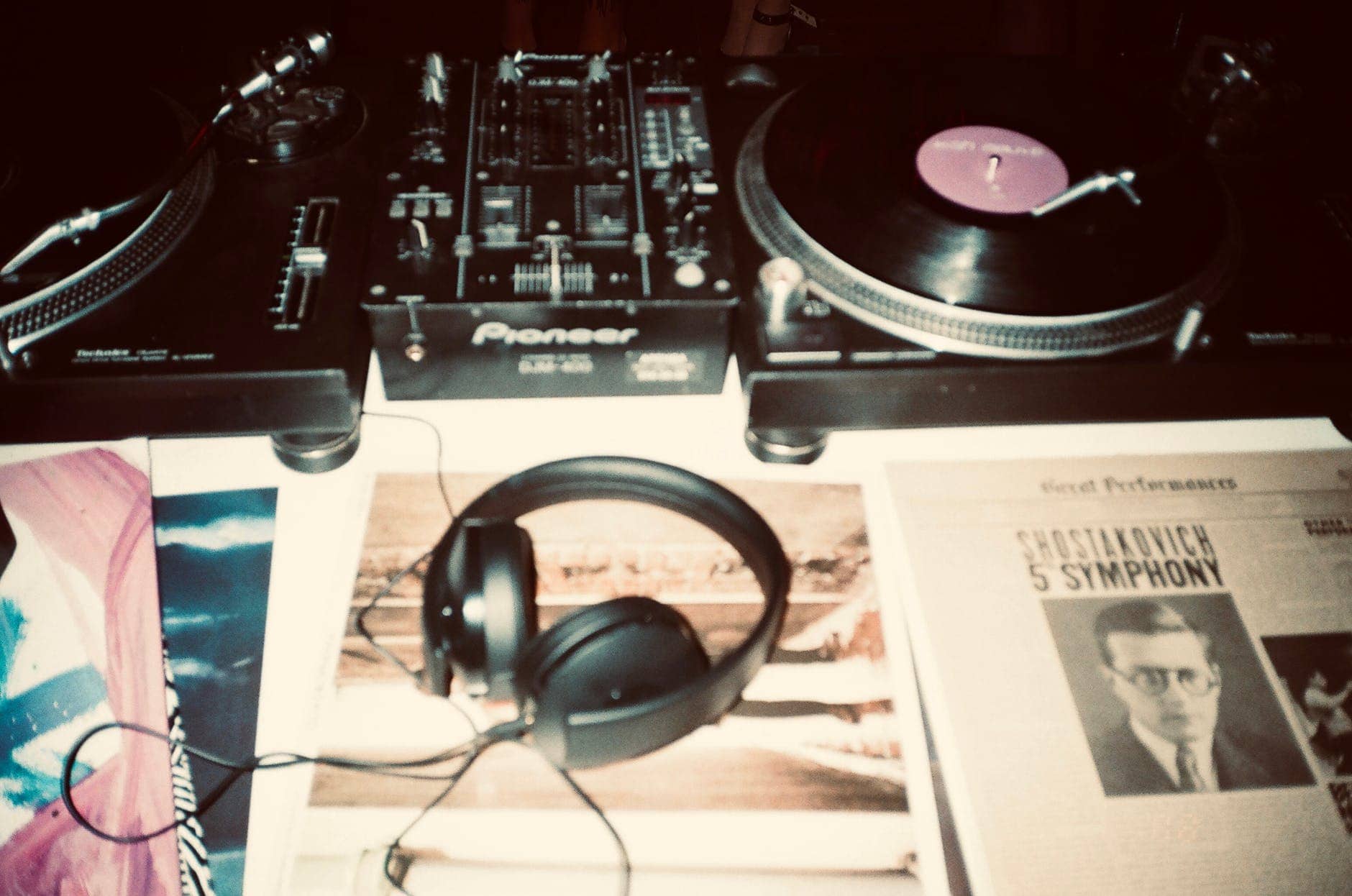 Grammy Awards 示意圖 // black corded headphones