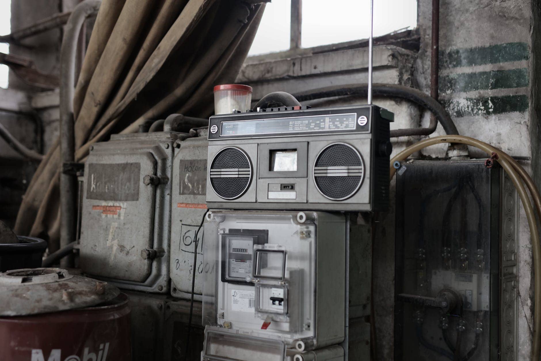 Grammy Awards 內容示意圖// retro radio tape recorder in workshop