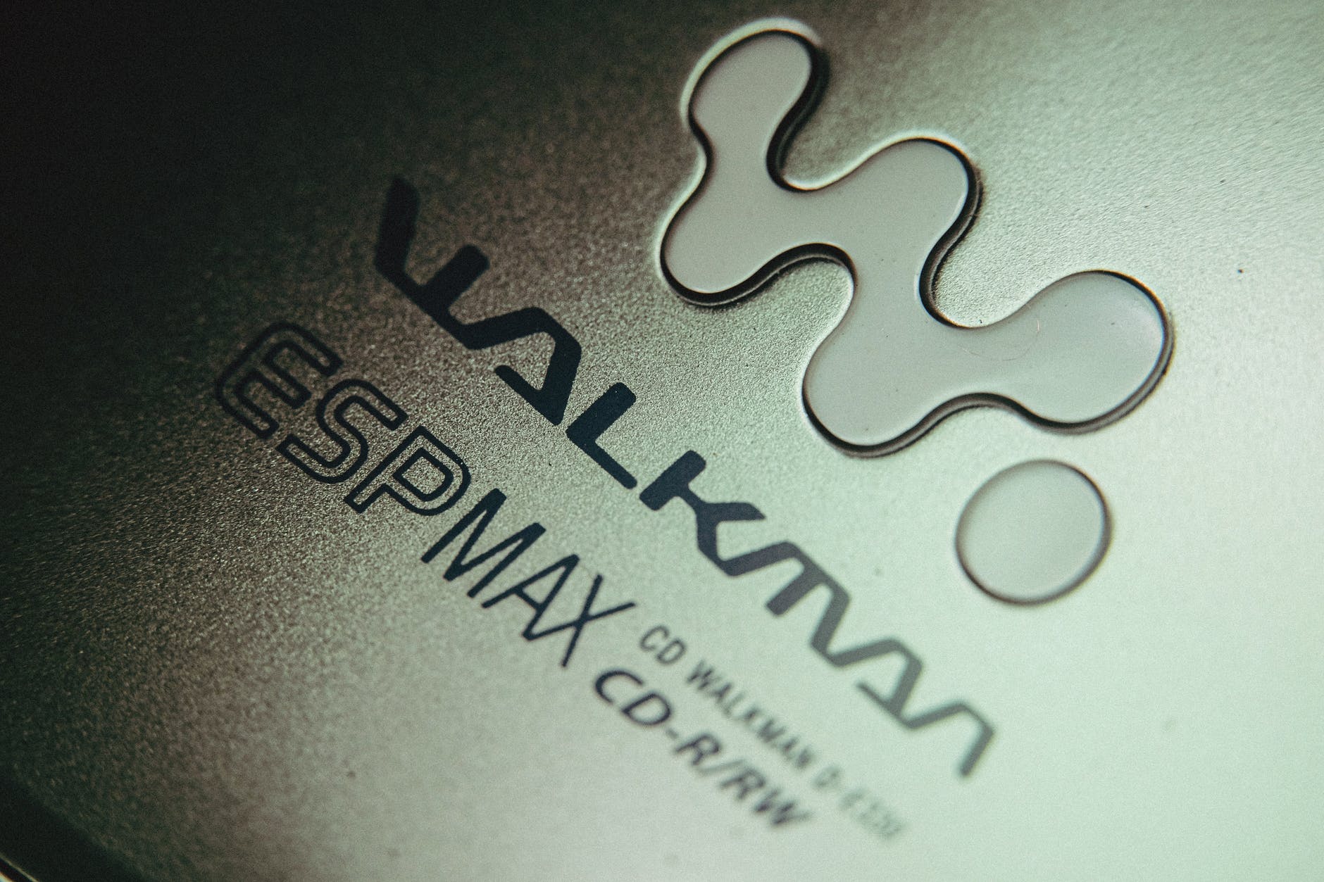 類比音樂(Analogy)與數位音樂(Digital)// Walkman // 隨身聽 // compact cd player made with gray plastic